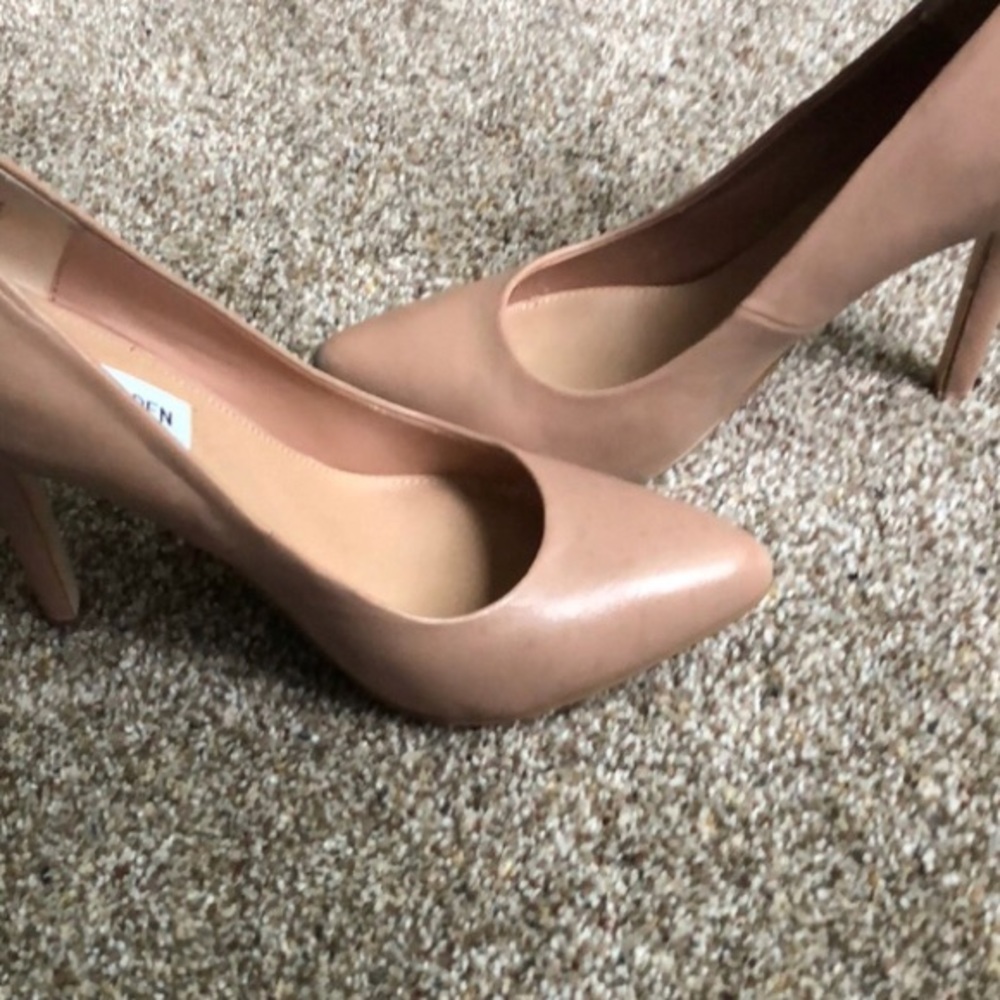 EUC Steve Madden nude heels